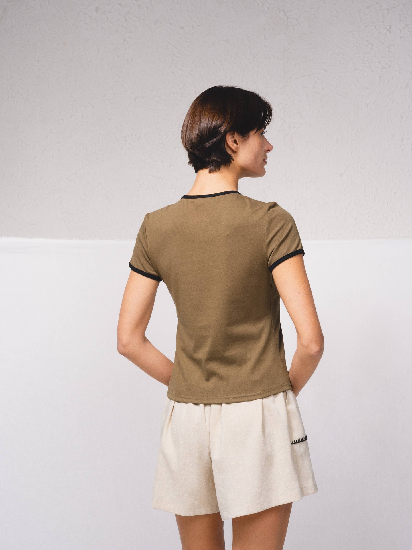 T-shirt bicolor con bordi a contrasto