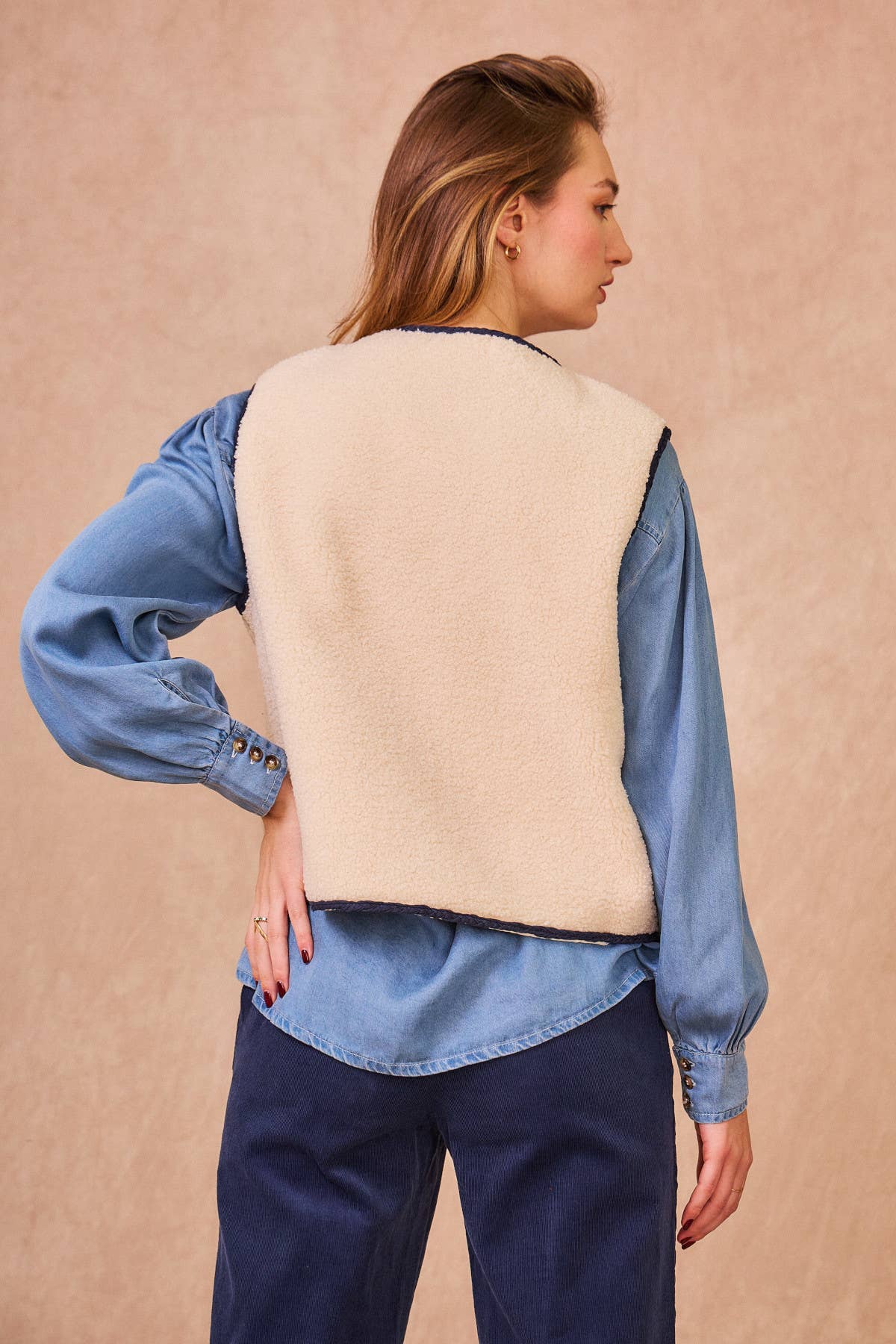 Gilet in ecopelliccia con profili intrecciati blu