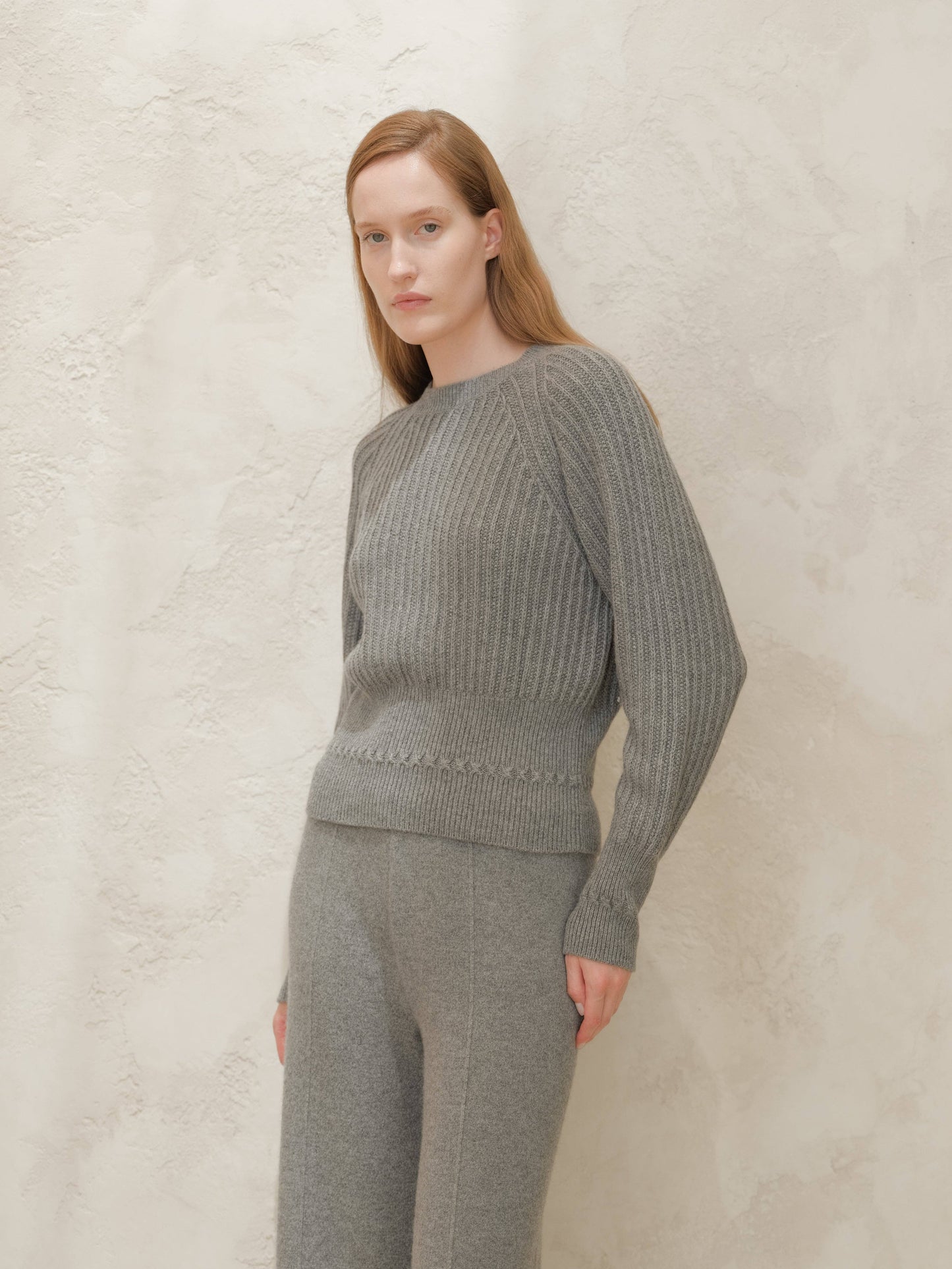 Maglione corto girocollo in misto cashmere con maniche raglan