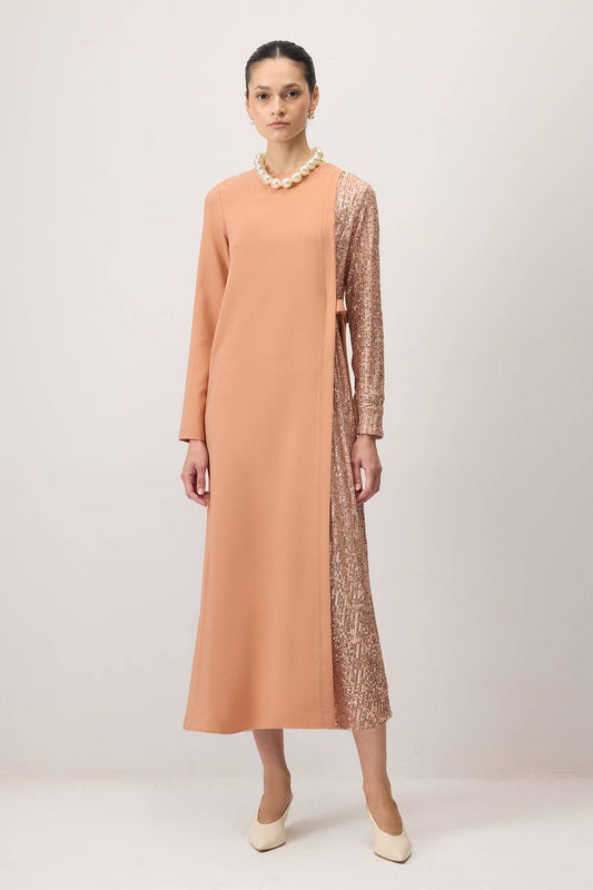 Abito in crêpe con paillettes a contrasto