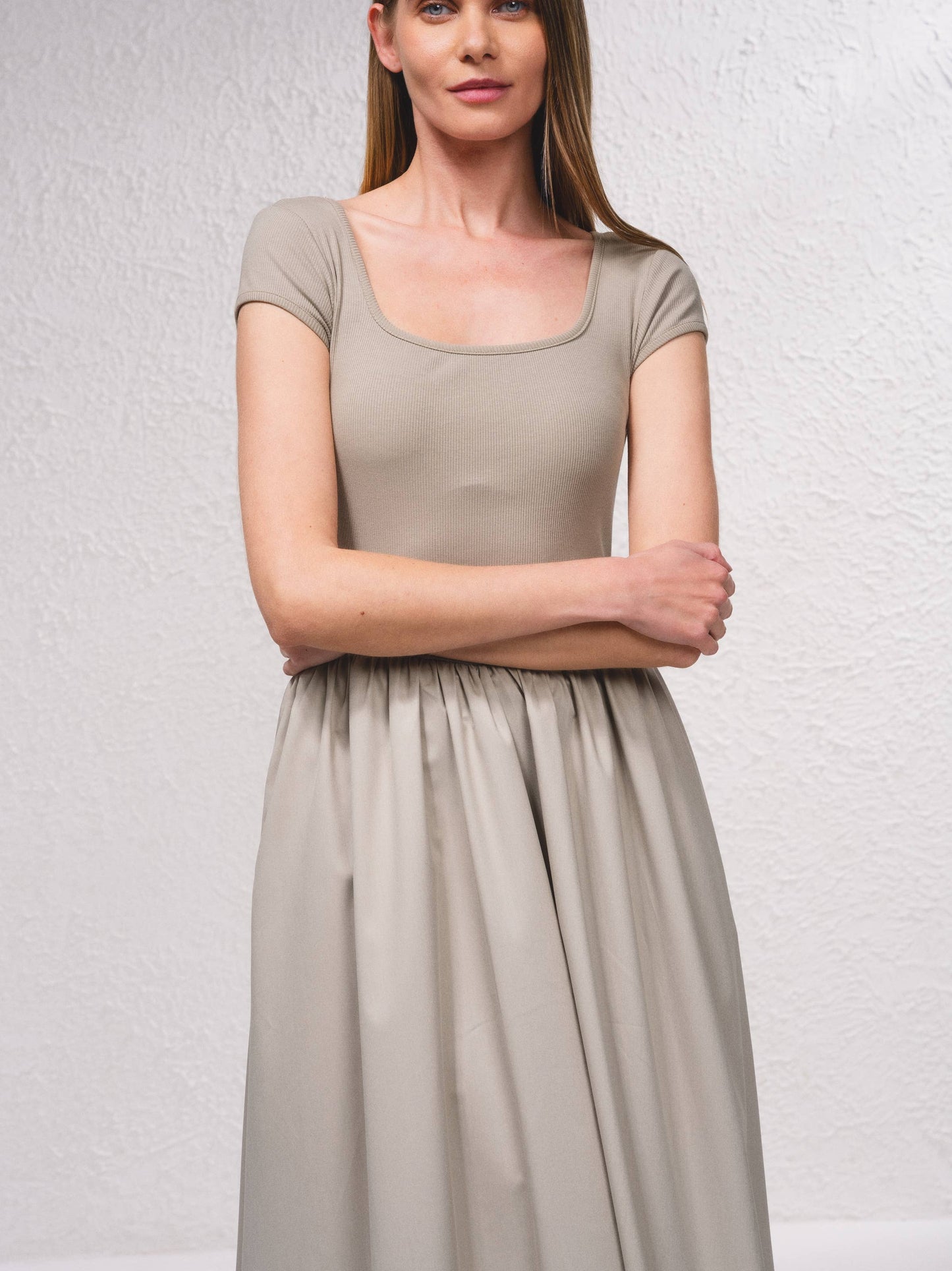 Abito midi beige con scollo quadrato e vita arricciata