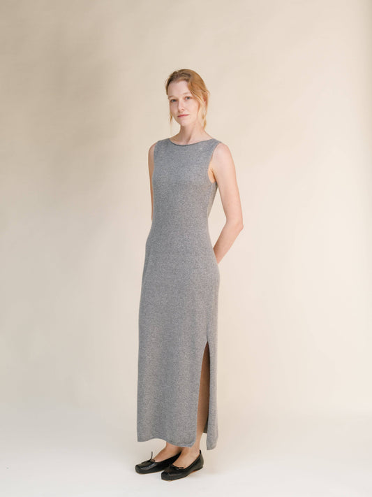 Abito lungo in misto cashmere senza maniche con scollo a barca