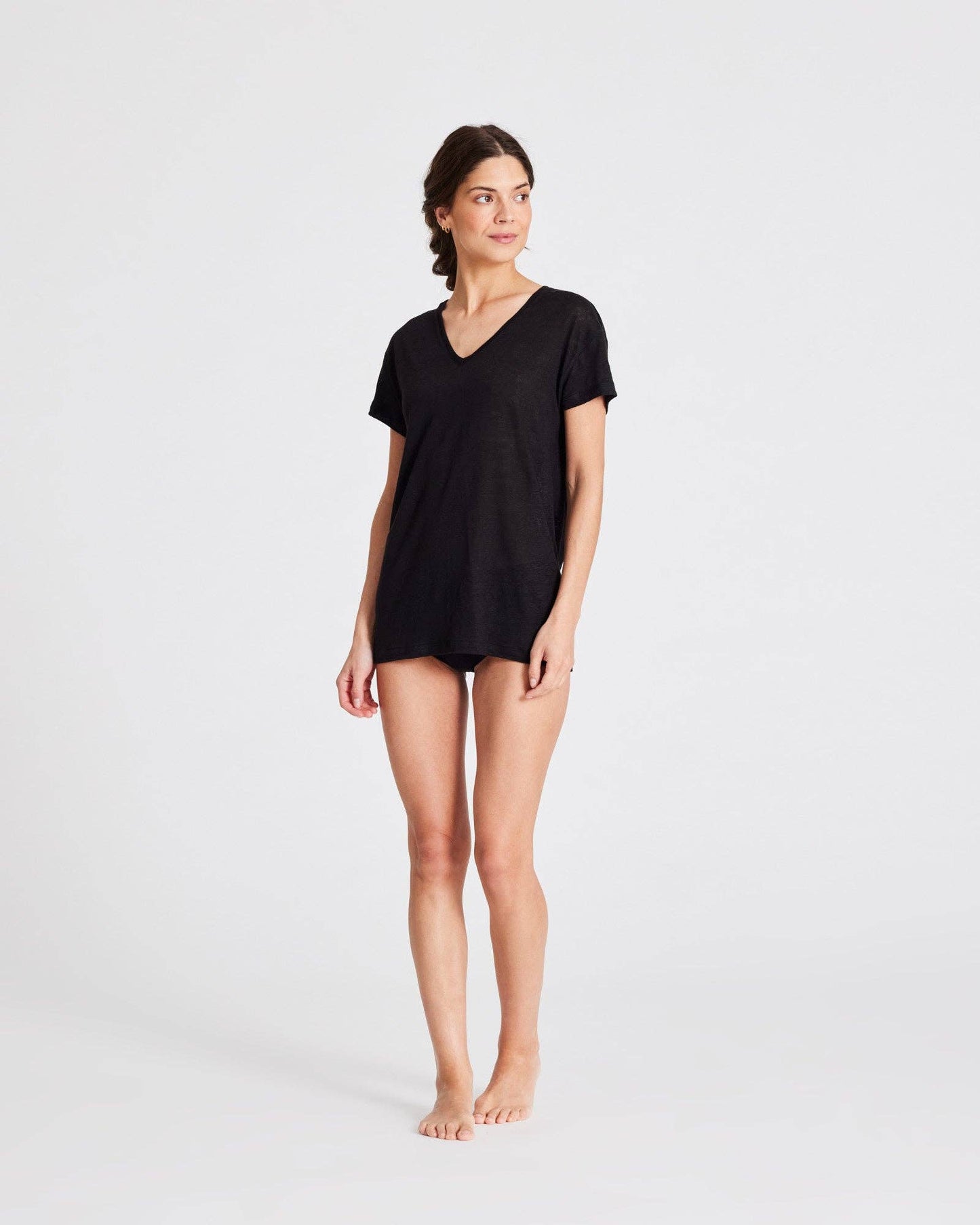 T-shirt in lino Simone nera con scollo a V