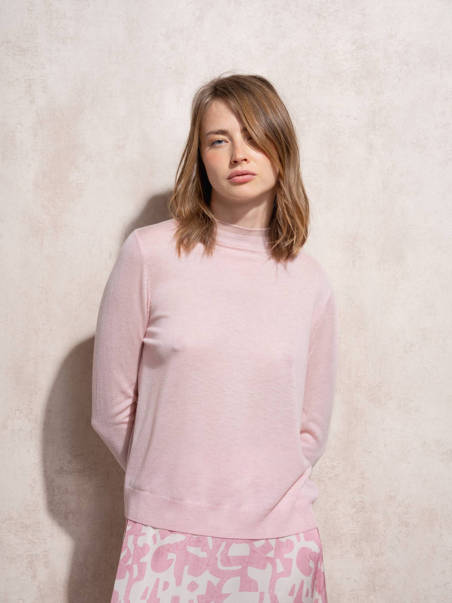 Maglione in maglia con collo alto e volant