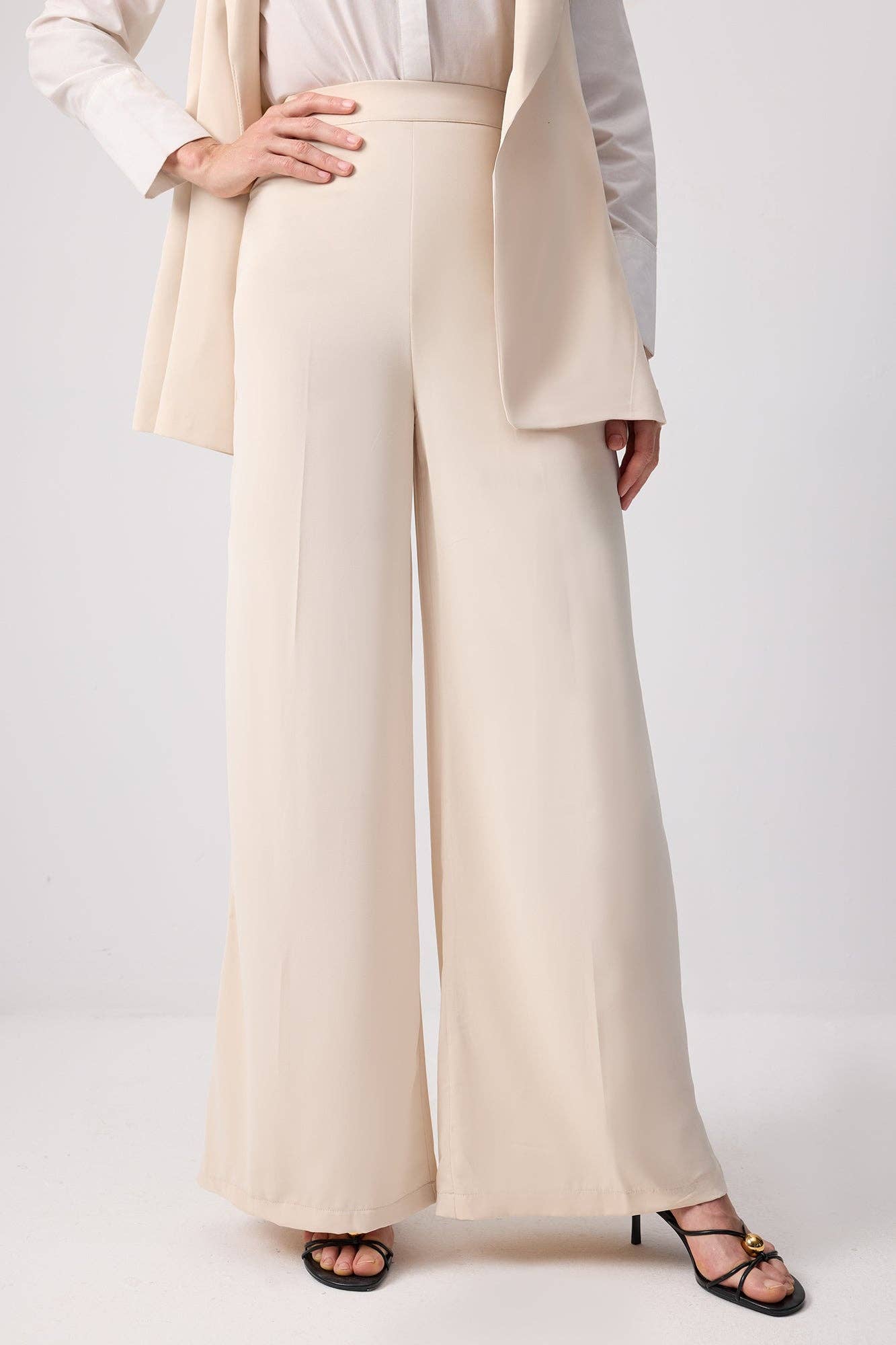 Completo elegante con gilet doppiopetto e pantaloni palazzo