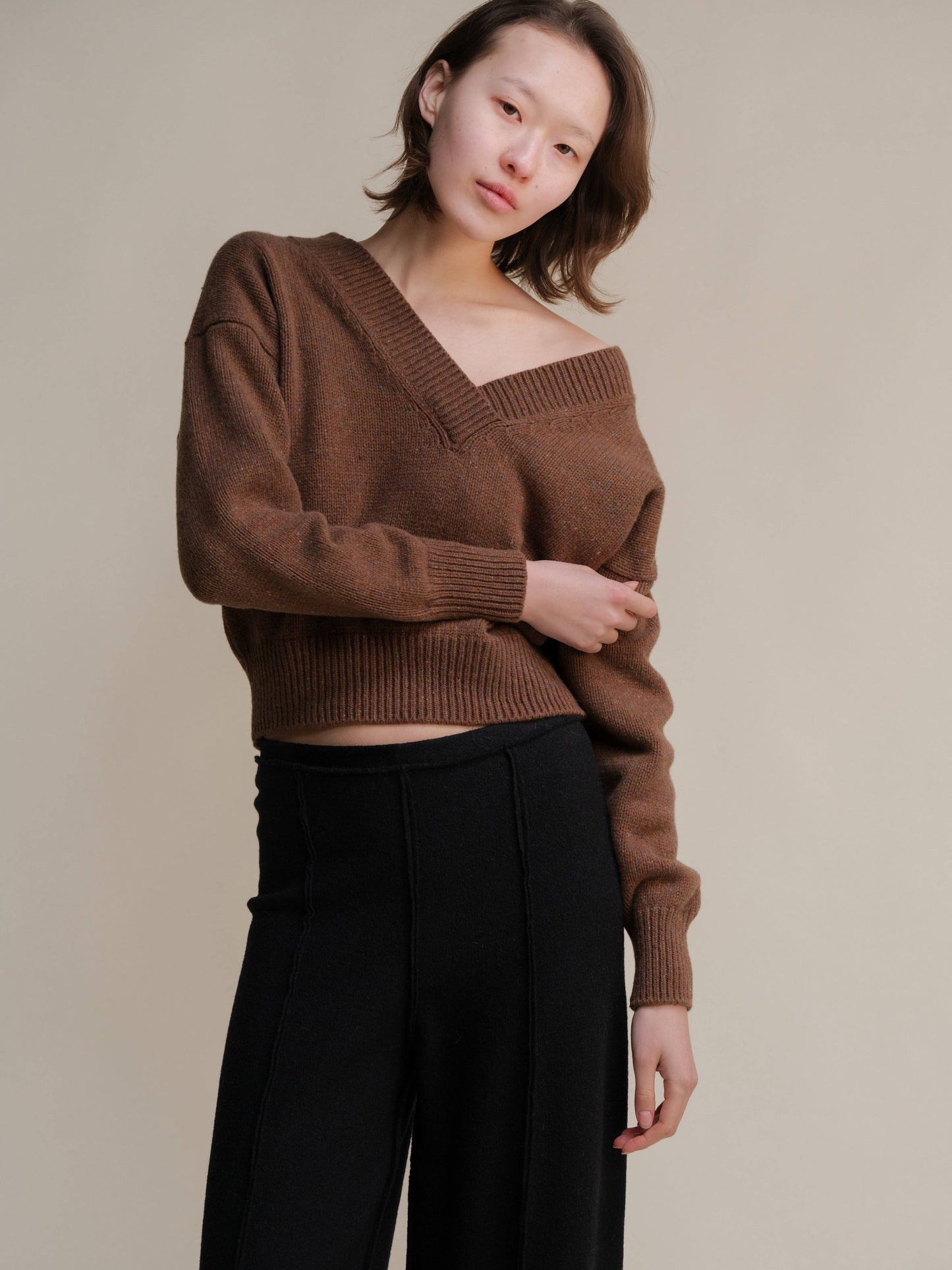 Maglione corto tweed con doppio scollo a V