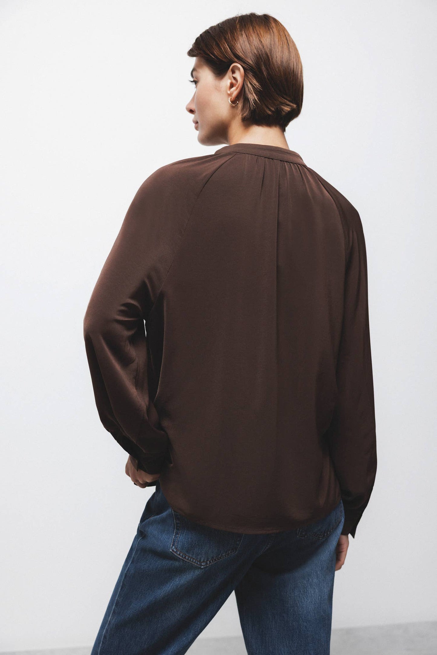 Blusa marrone con coulisse e scollo arricciato