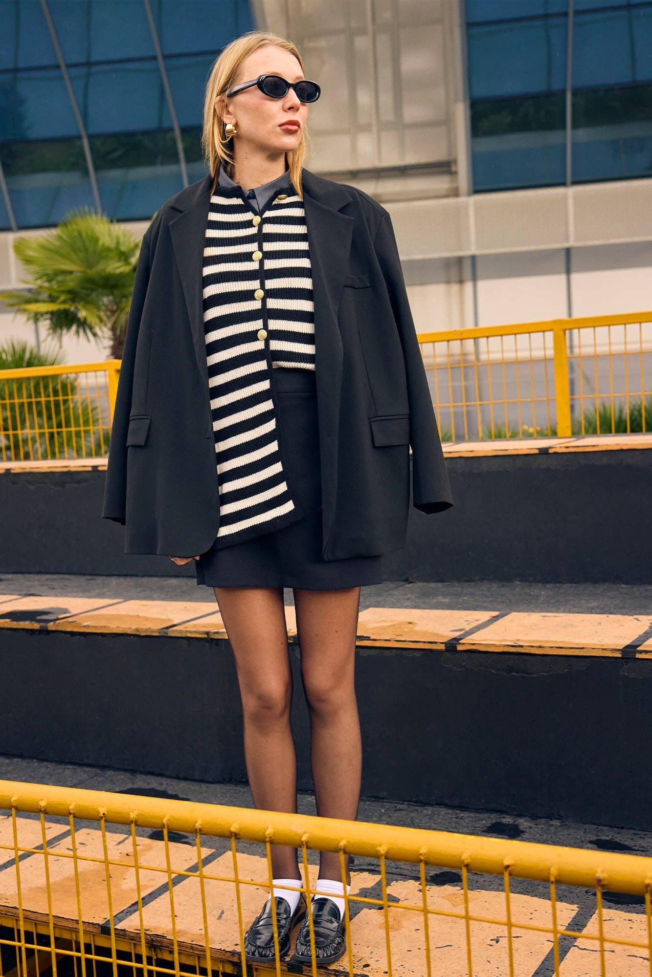 Cardigan lungo a righe con bottoni dorati