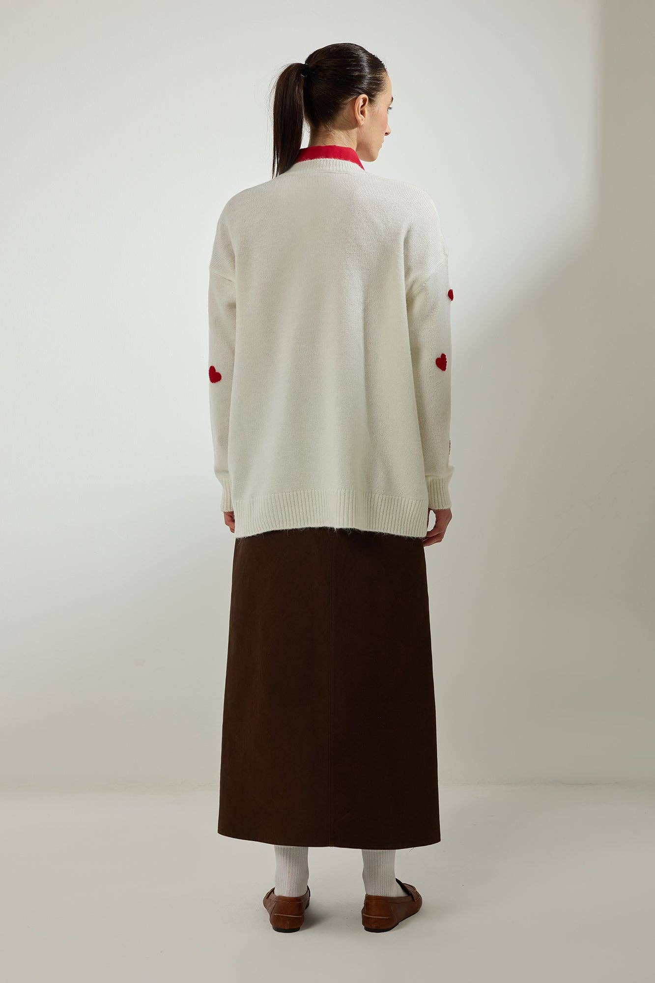 Maglione in maglia ecru con cuori ricamati