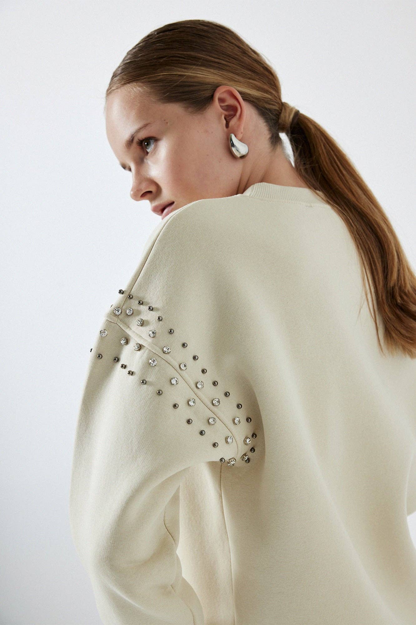 Felpa oversize in cotone con dettagli gioiello