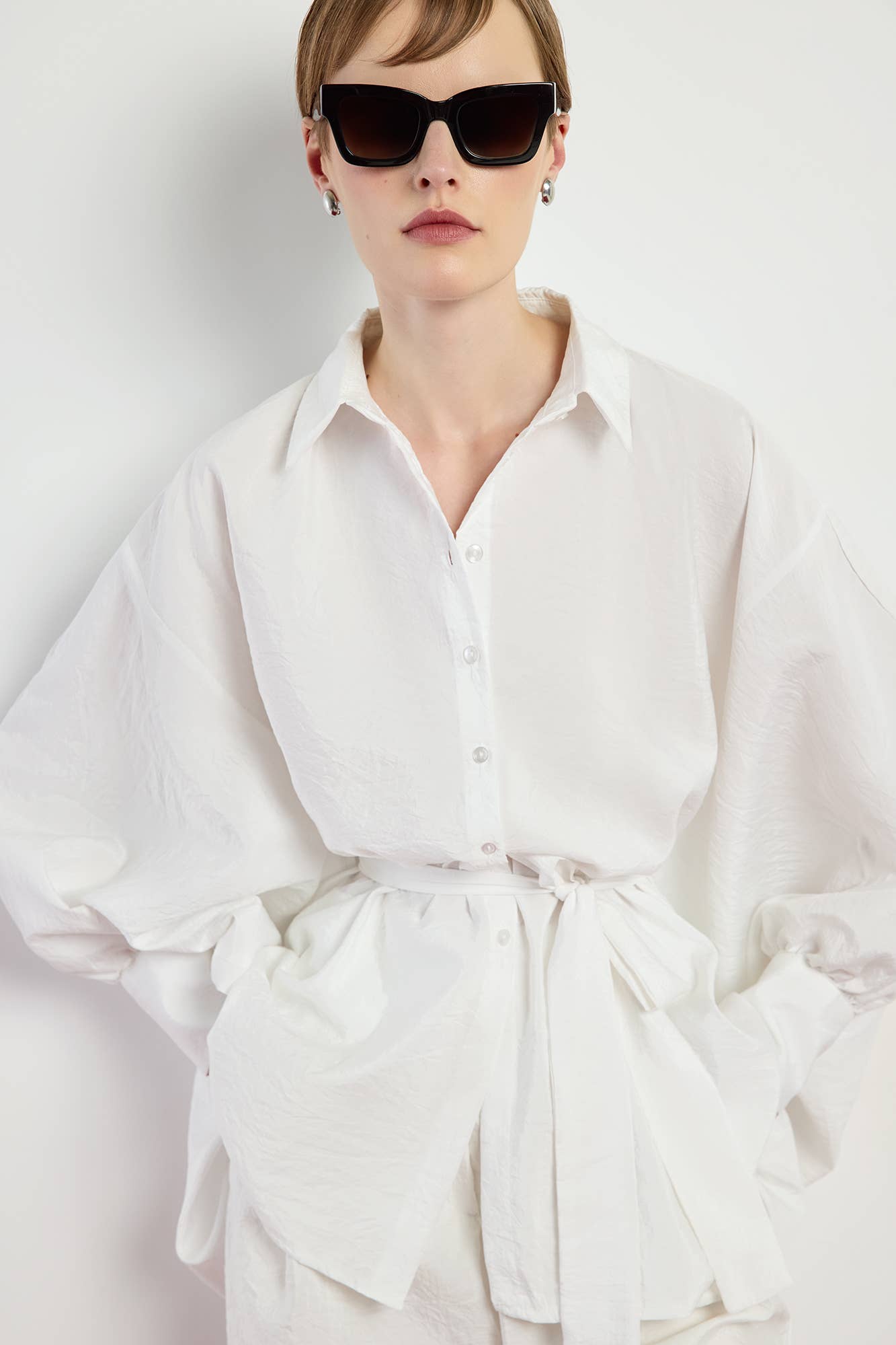 Camicia asimmetrica effetto cupro con cintura e maniche a pipistrello