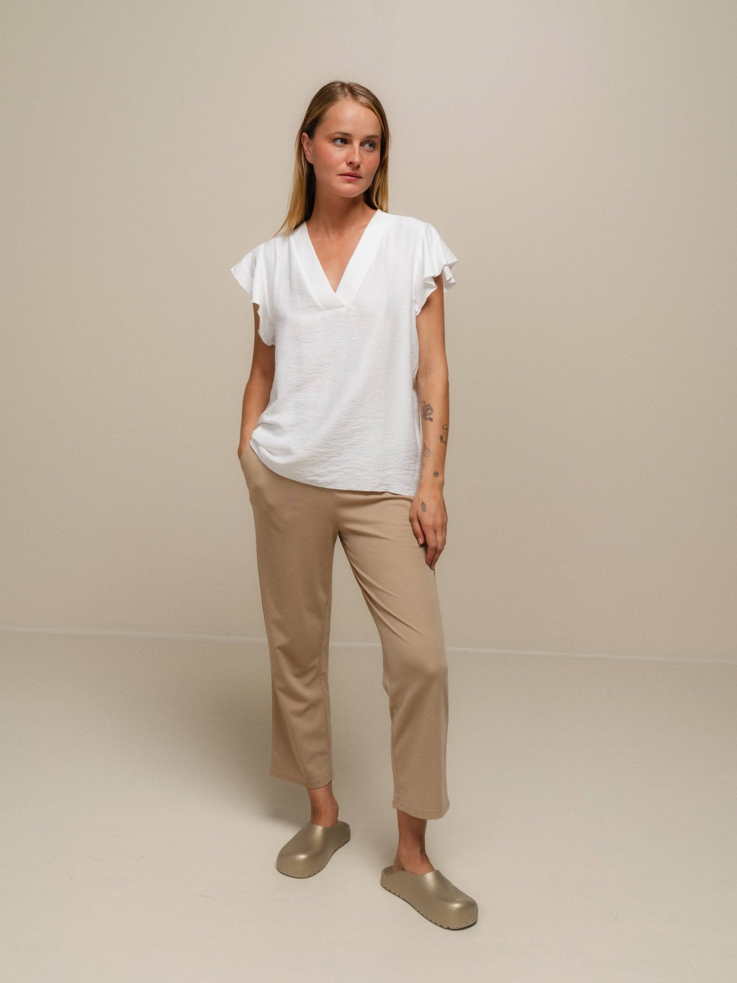 Blusa fluida con scollo a V e maniche arricciate