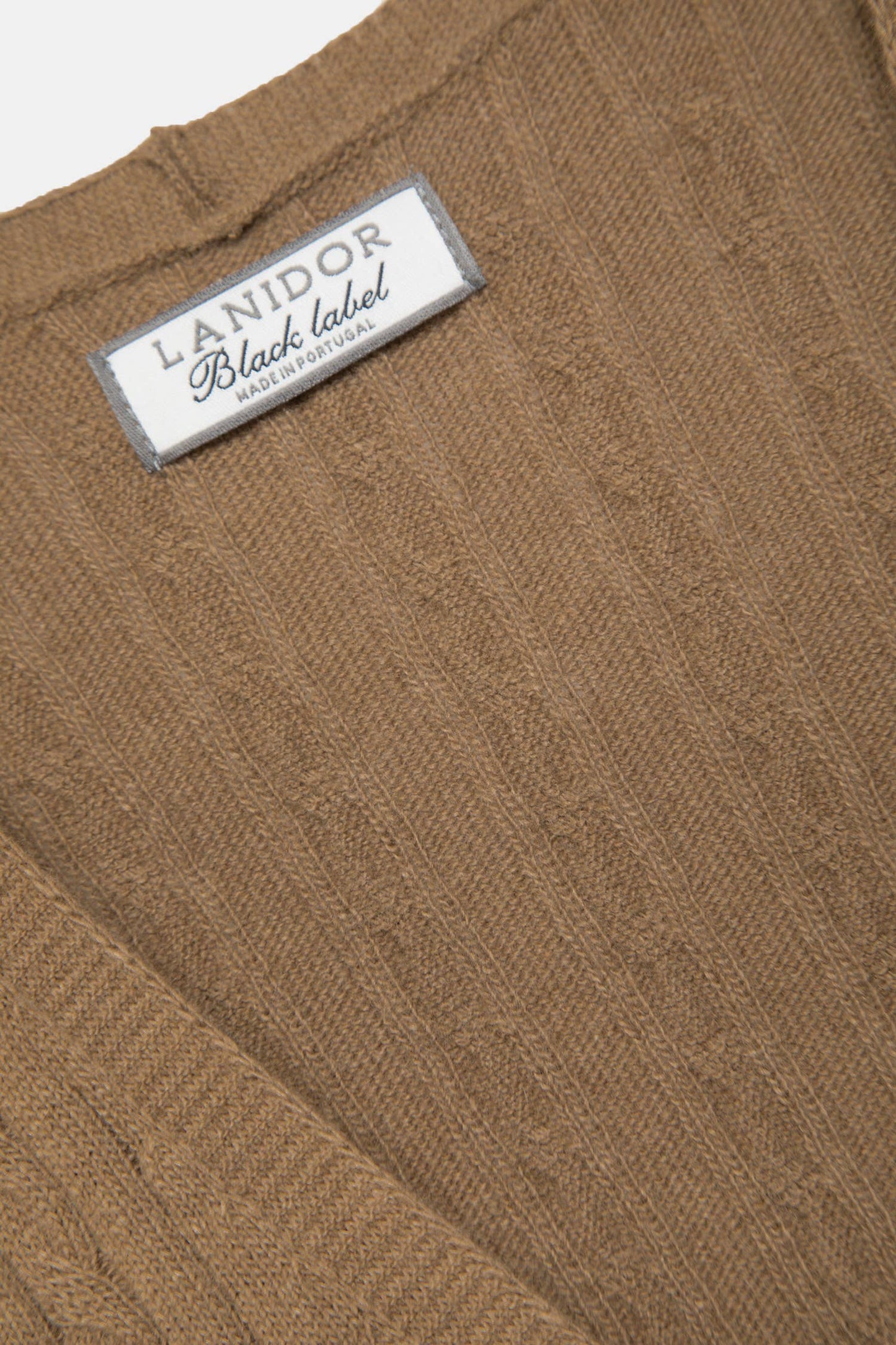 Gilet in maglia strutturata a trecce con scollo a V