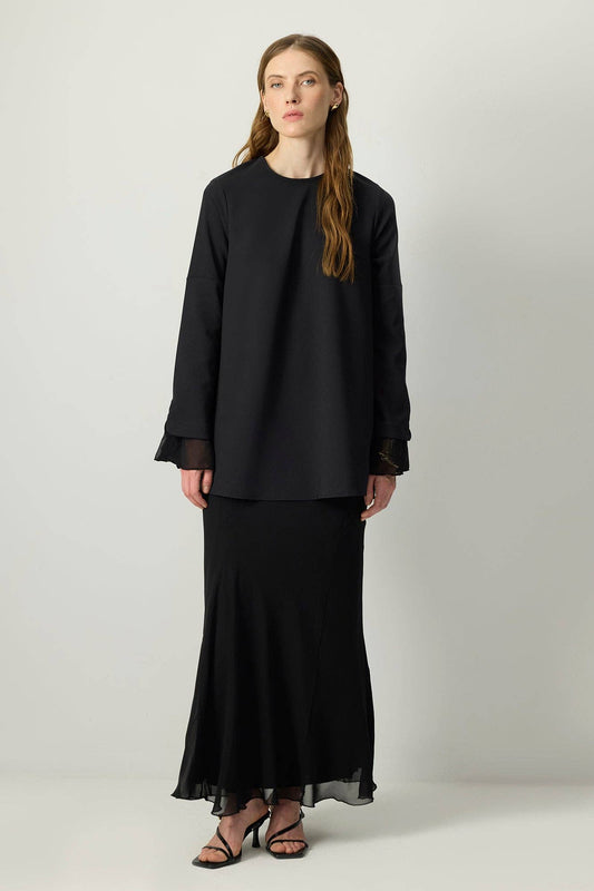 Tunica in crêpe nera con polsini in chiffon trasparente