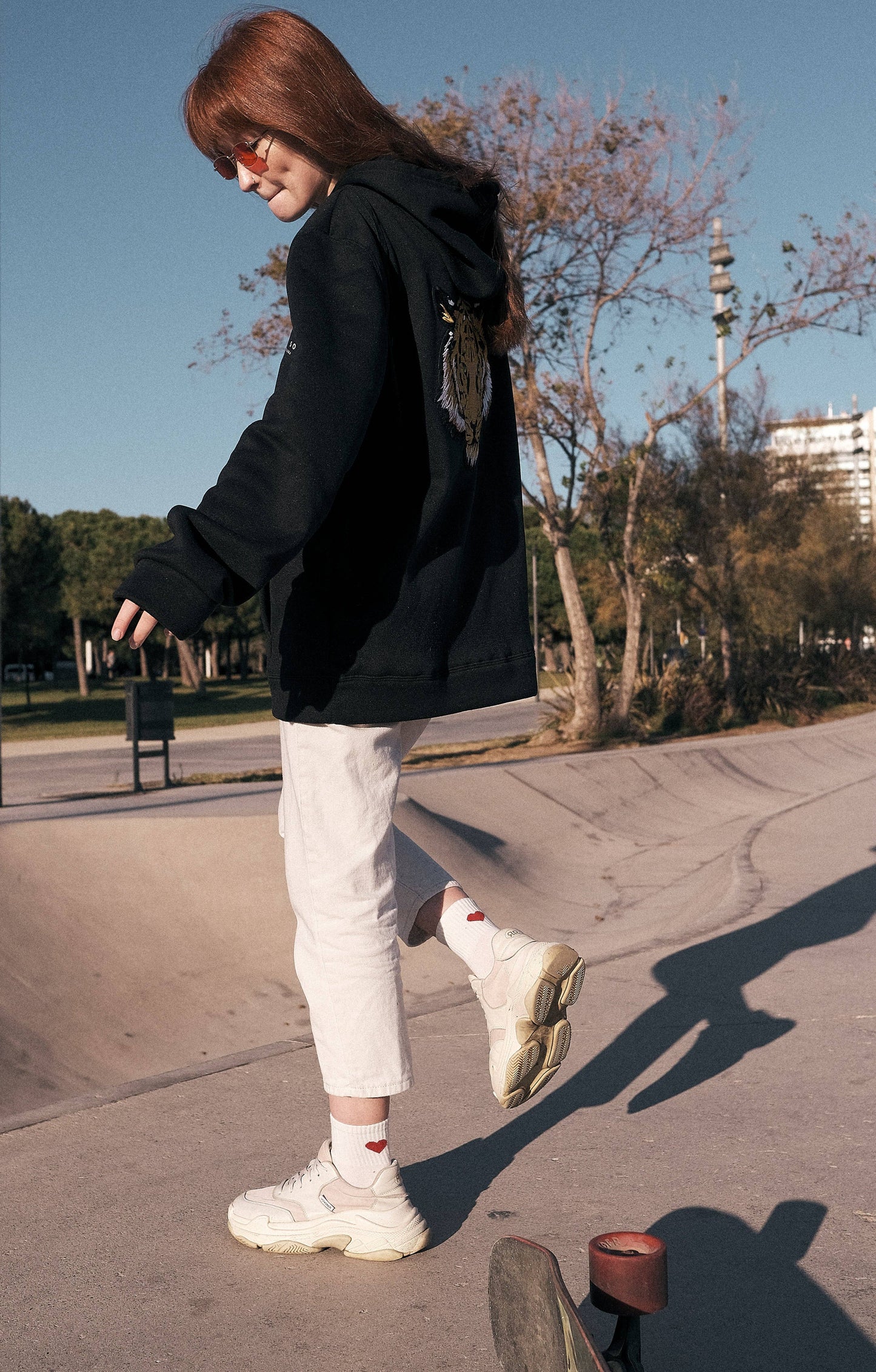Felpa oversize nera unisex con cappuccio e ricamo tigre