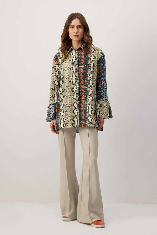 Camicia in popeline fantasia con polsini ampi