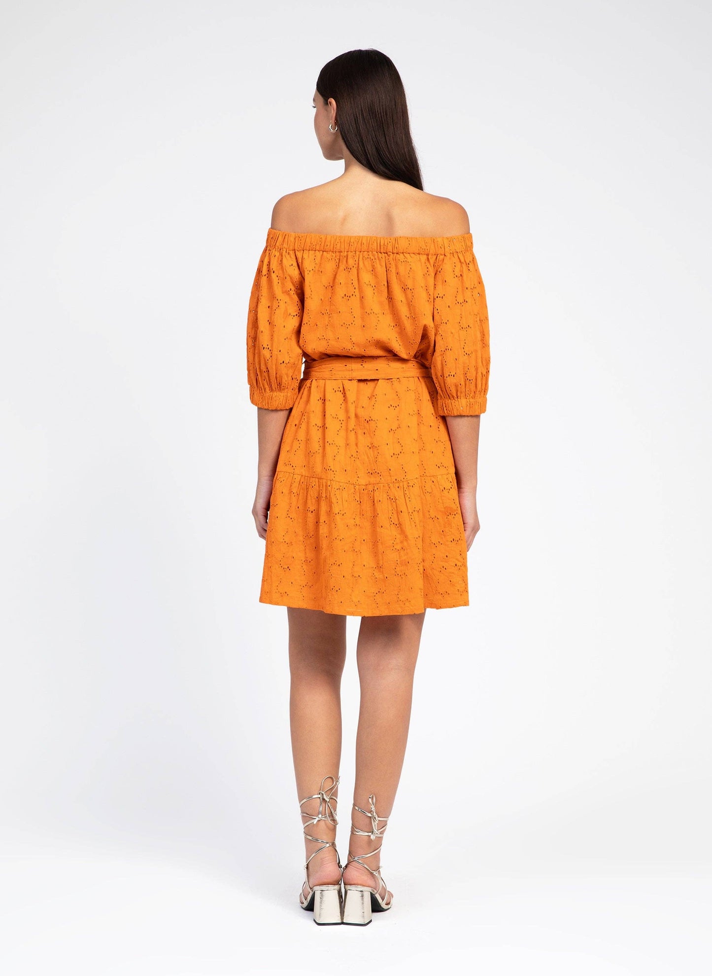 Abito corto off-shoulder in cotone sangallo arancione