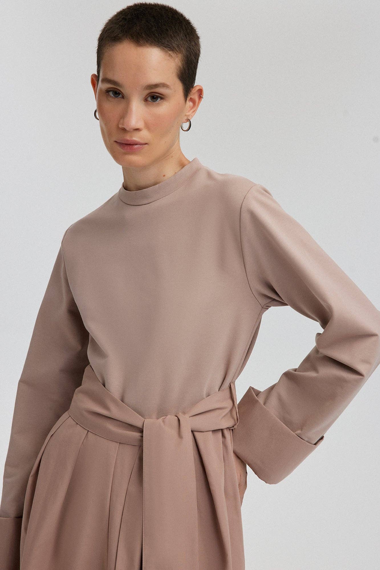 Tuta beige a gamba larga con cintura in misto cotone