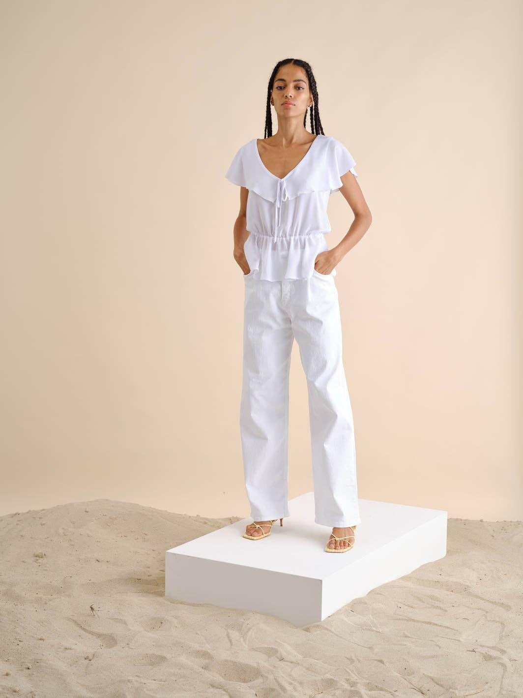 Blusa bianca con volant e scollo a V