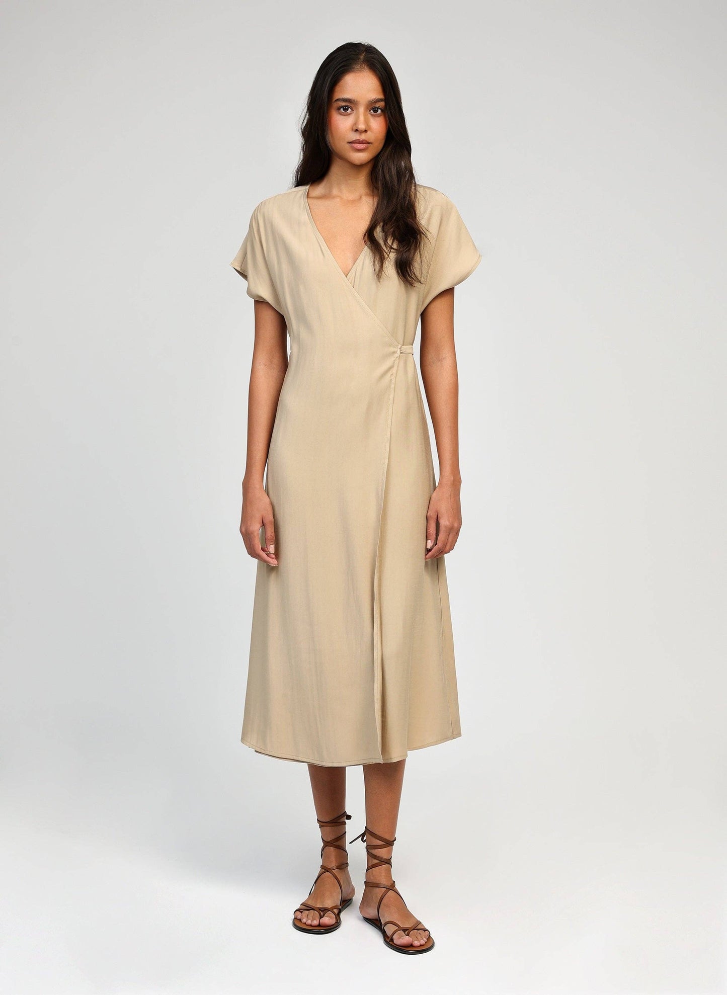 Abito midi beige Mikima in rayon con scollo a V