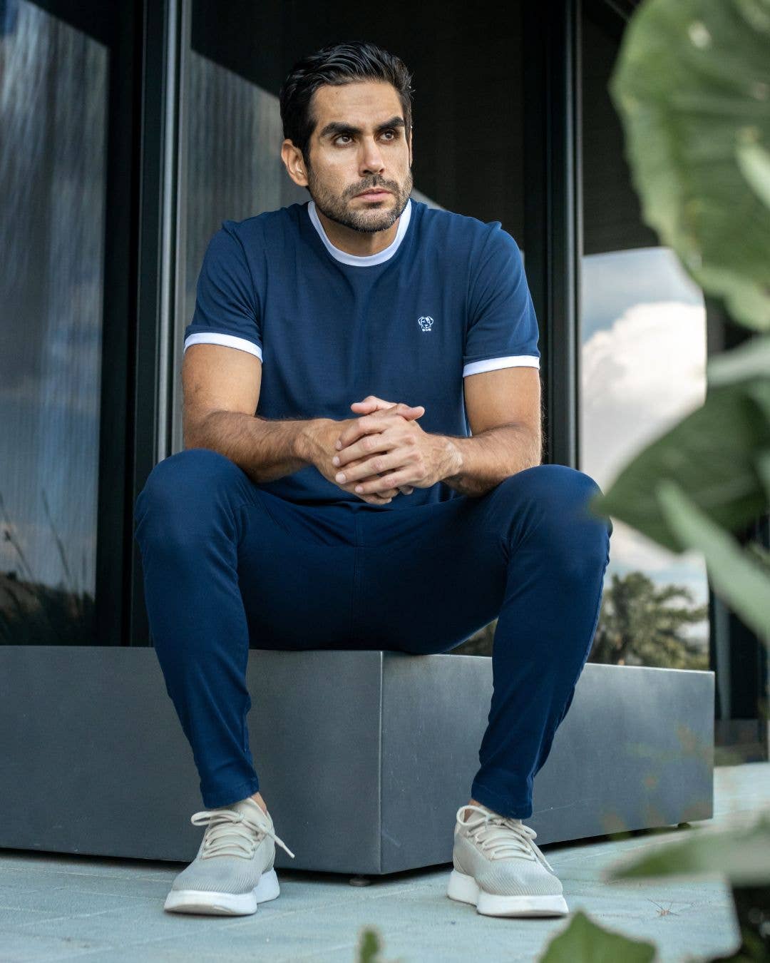 T-shirt antimacchia blu con bordi bianchi