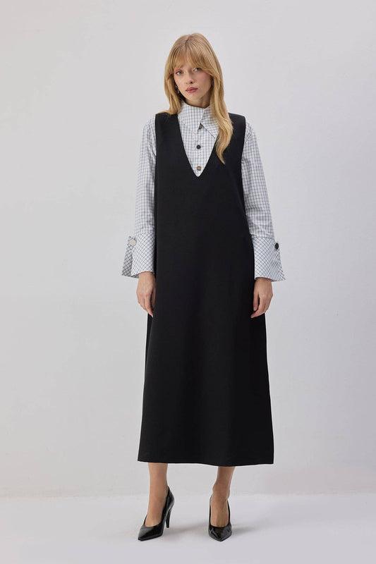 Abito pinafore nero con scollo a V
