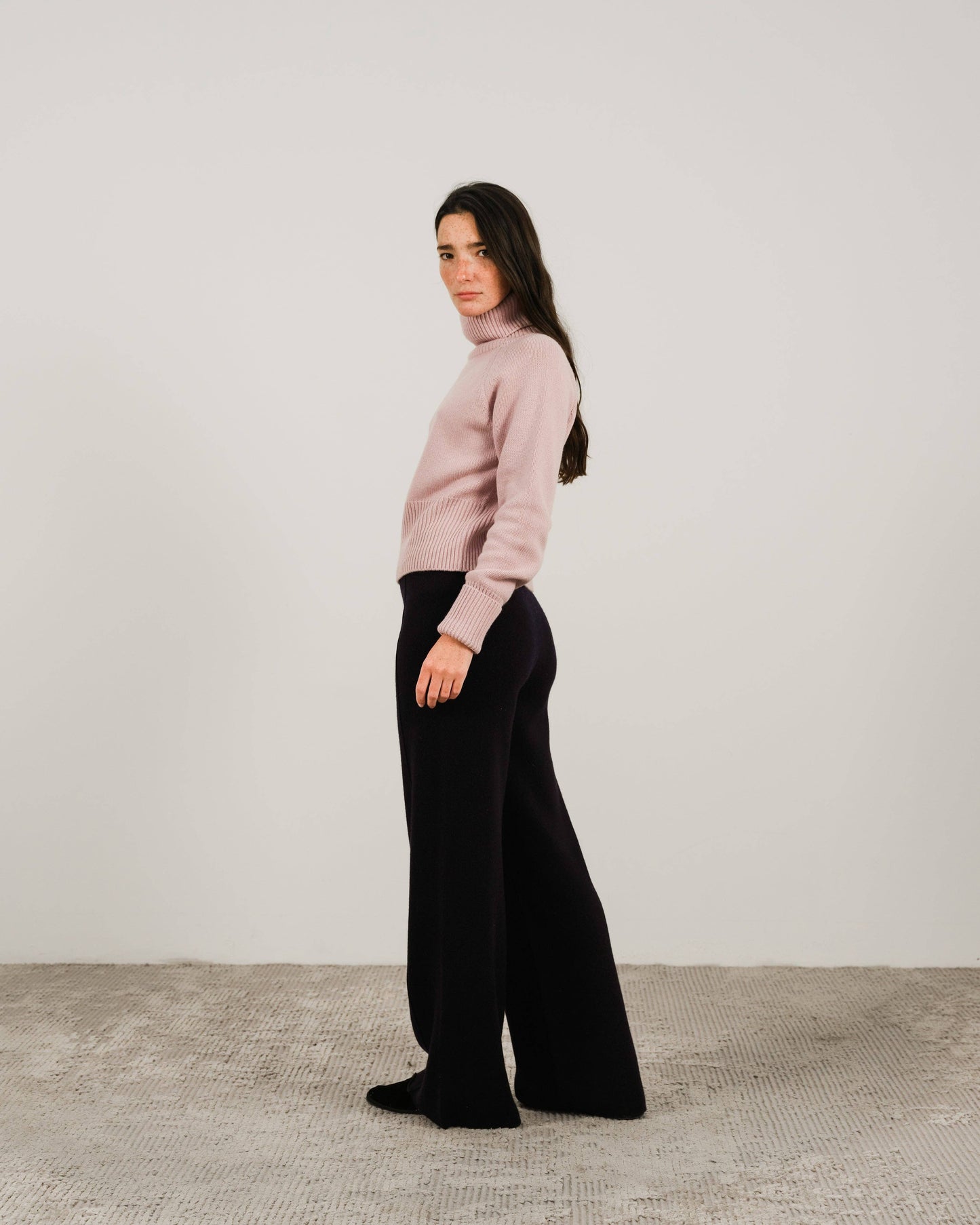 Maglione dolcevita corto in misto cashmere con polsini risvoltati