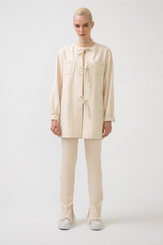 Giacca in denim con tasche e chiusura a laccetti