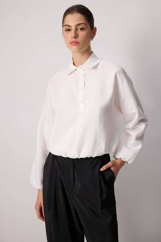 Blusa con bottoni sul davanti e orlo elasticizzato