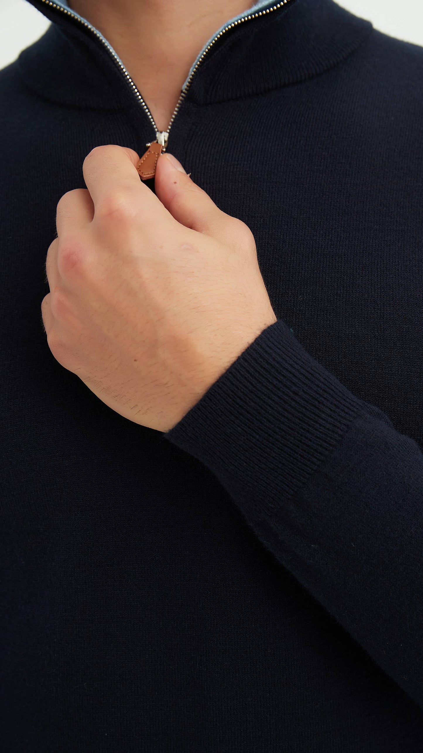 Maglione blu con collo trucker effetto cashmere