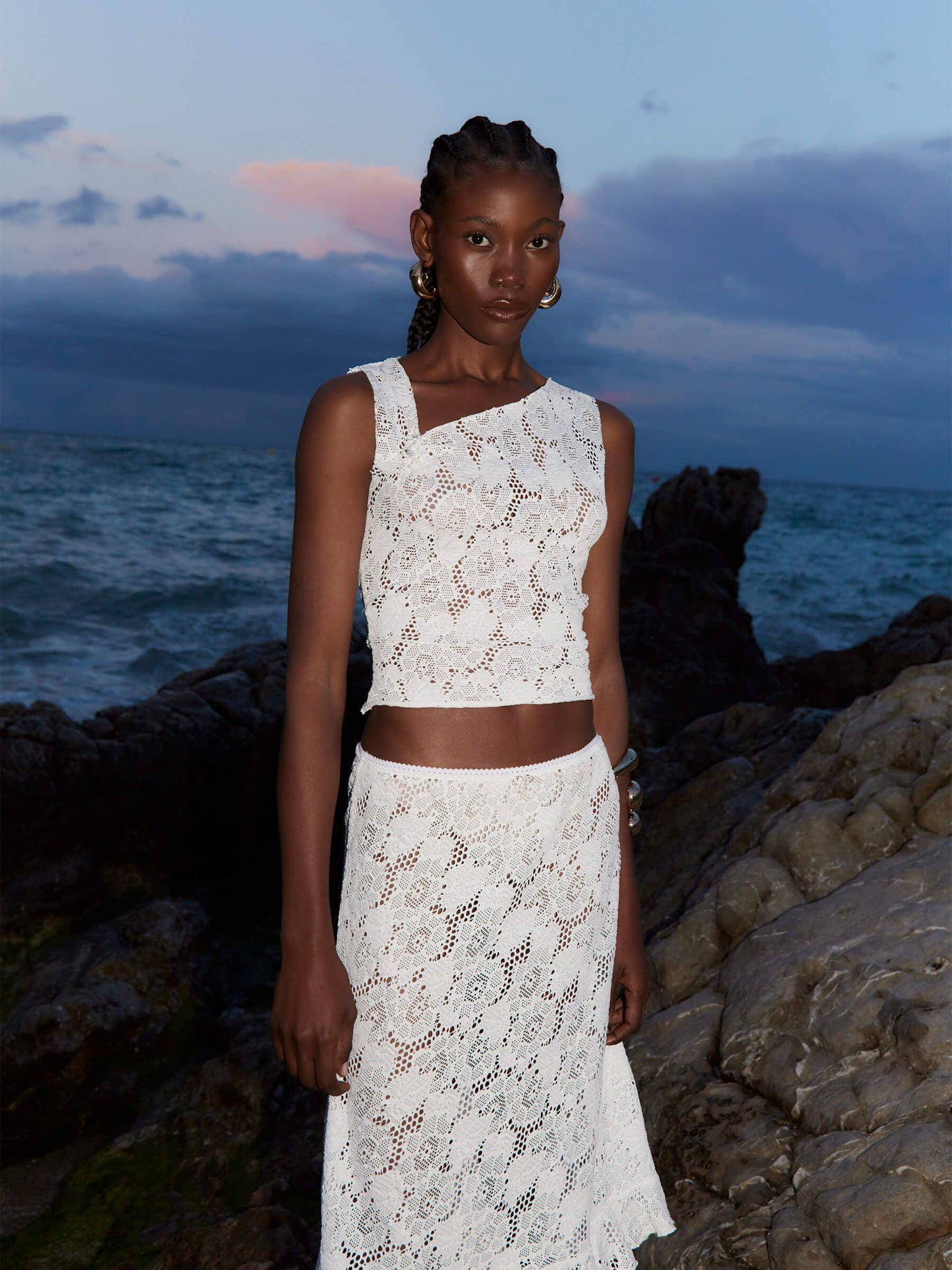 Top asimmetrico in pizzo bianco scintillante