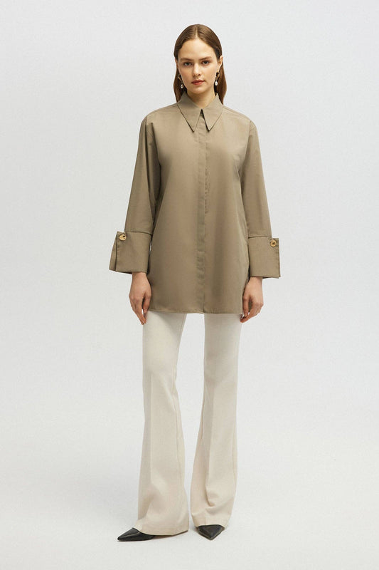 Camicia in popeline beige con polsini oversize