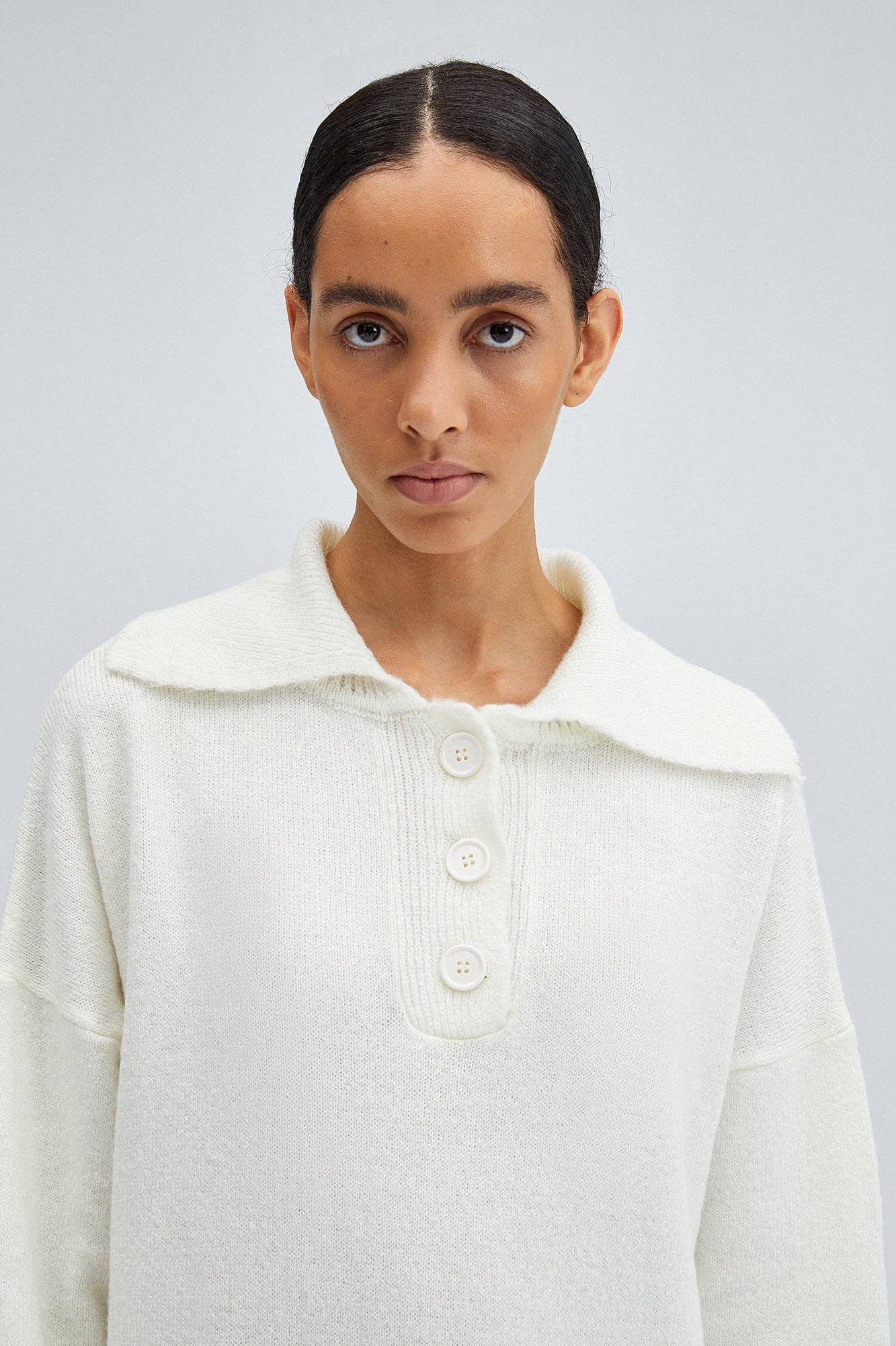 Abito in maglia con scollo a polo