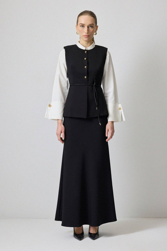 Gilet aderente con bottoni dorati