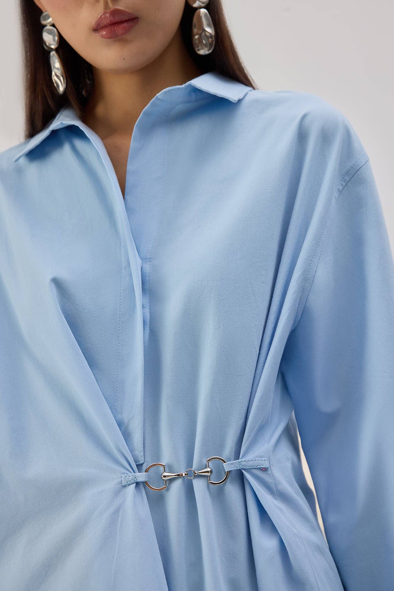 Camicia in popeline con accessori in metallo