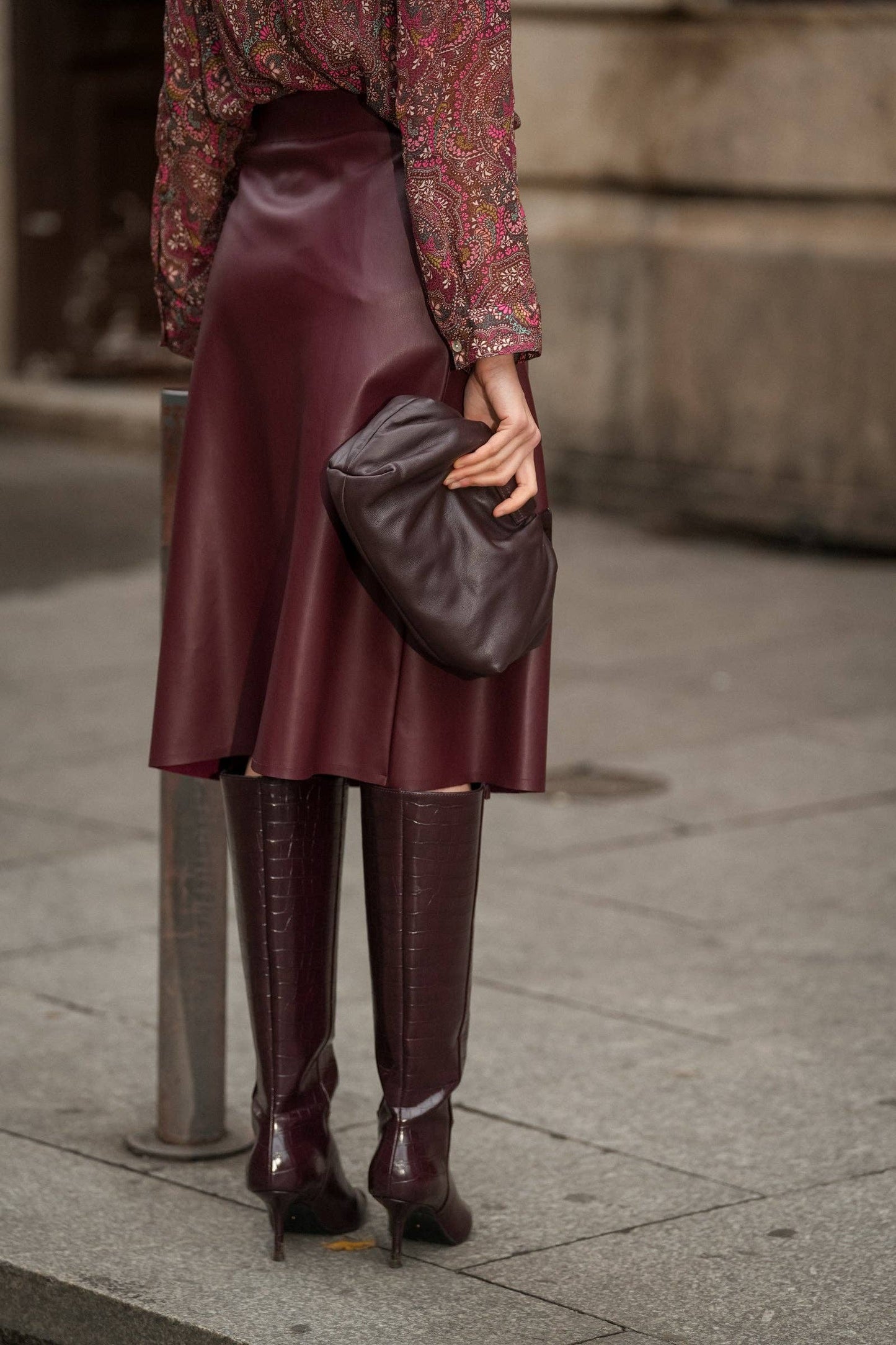 Gonna midi effetto pelle con cintura laterale