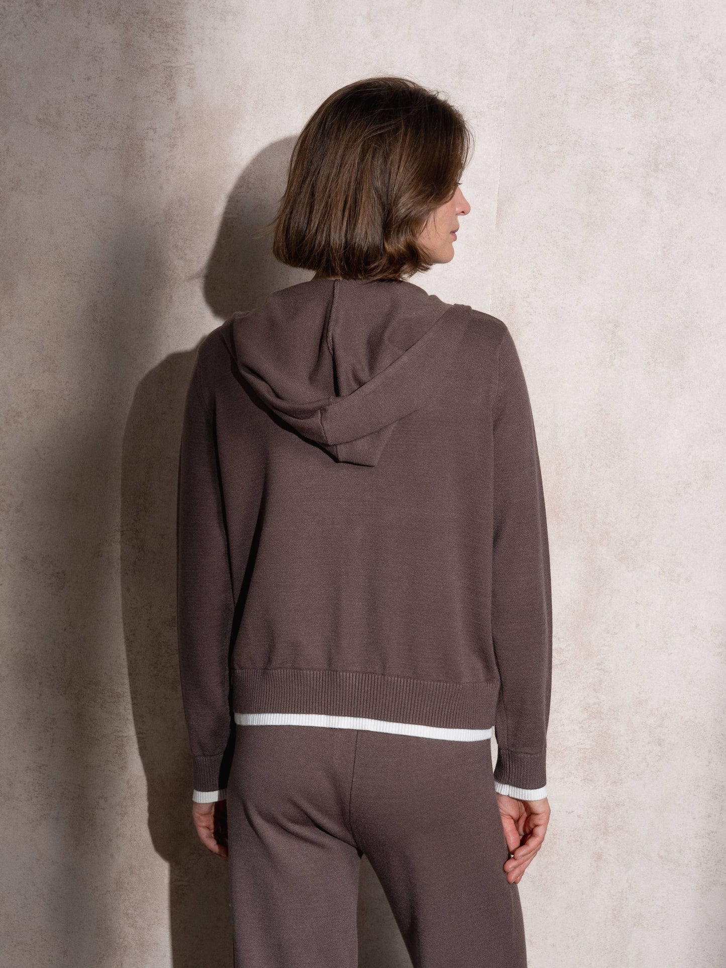 Completo in maglia due pezzi con felpa zip e pantaloni