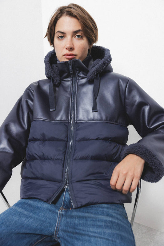 Giacca imbottita in eco-pelle con cappuccio e zip