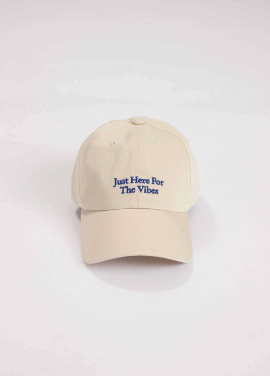 Cappellino beige con ricamo “Just Here For The Vibes”