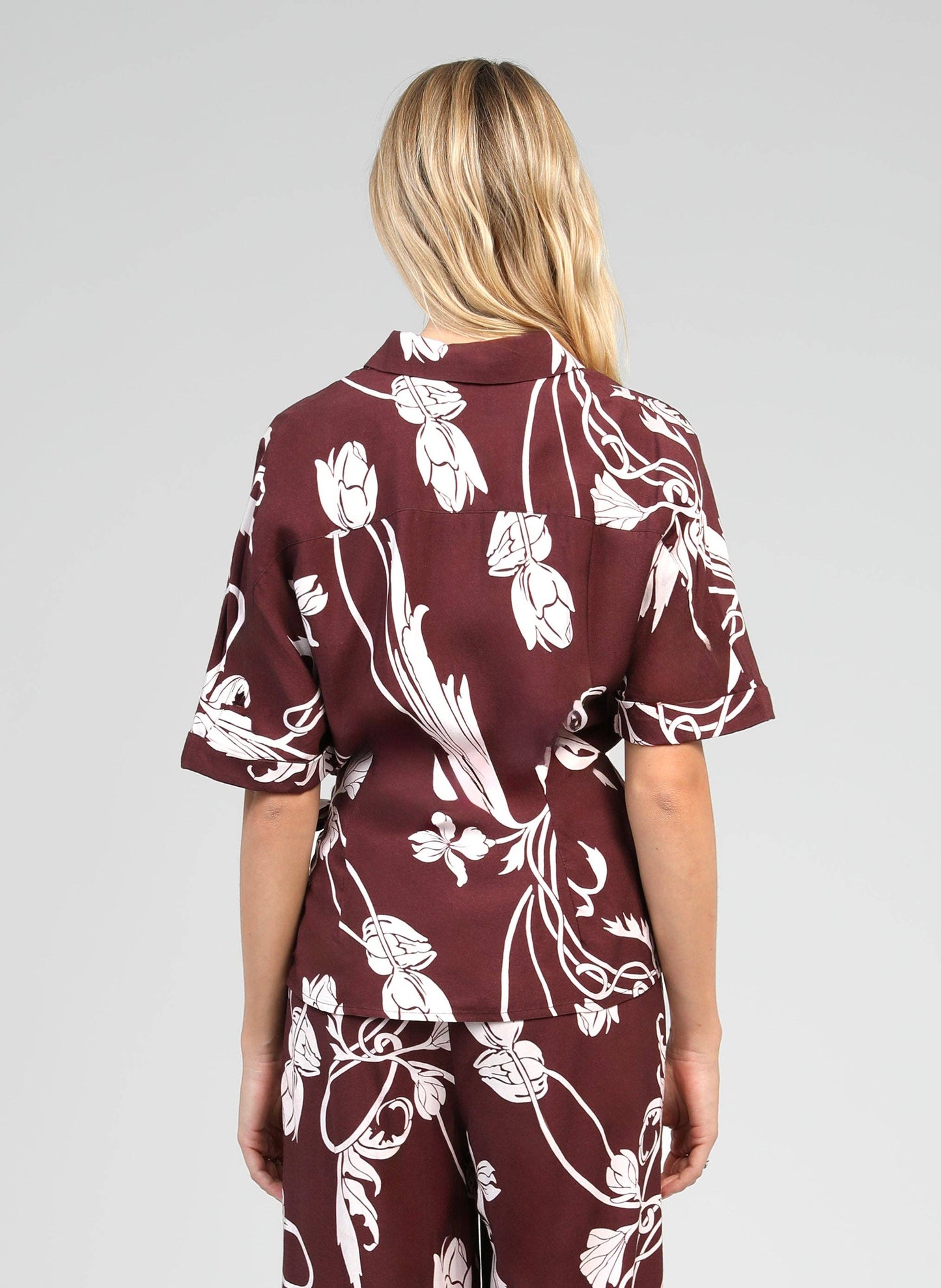 Camicia Kavy bordeaux a stampa floreale con nodo laterale