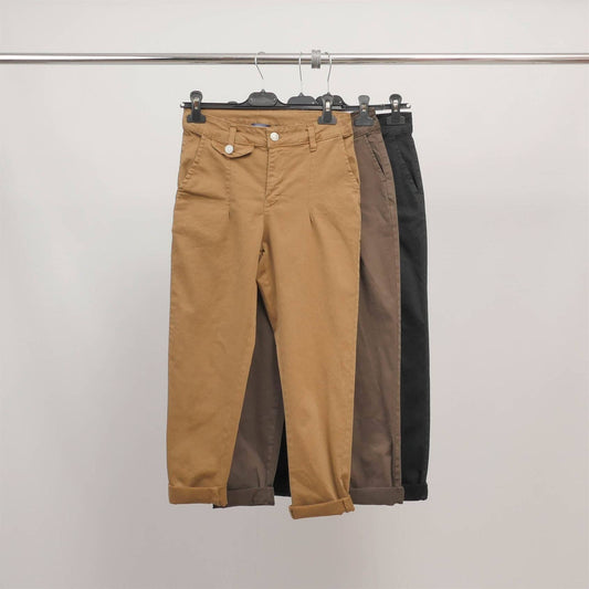 Pantaloni a carota a vita alta con risvolto