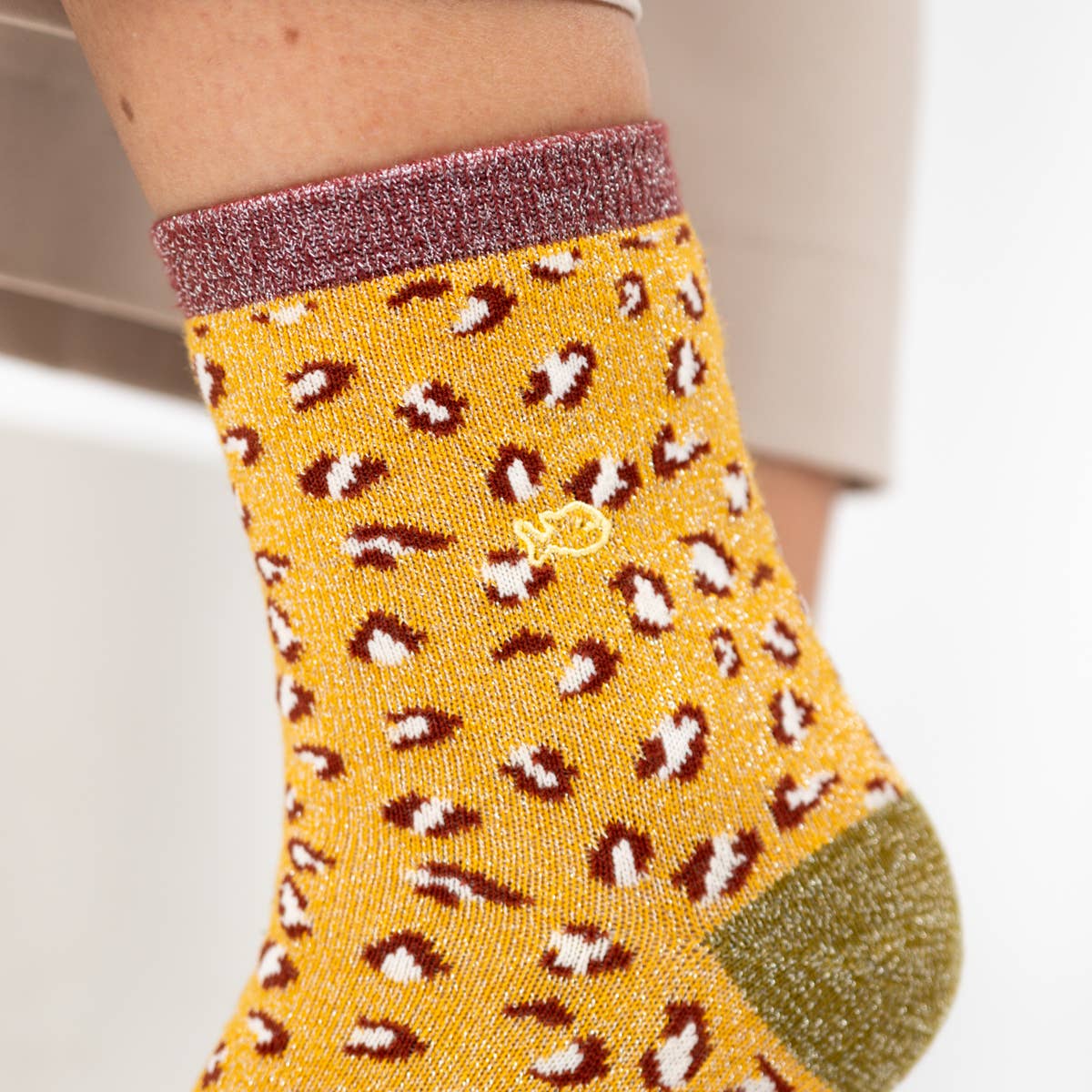 Calzini alla caviglia leopardati glitterati giallo e bordeaux