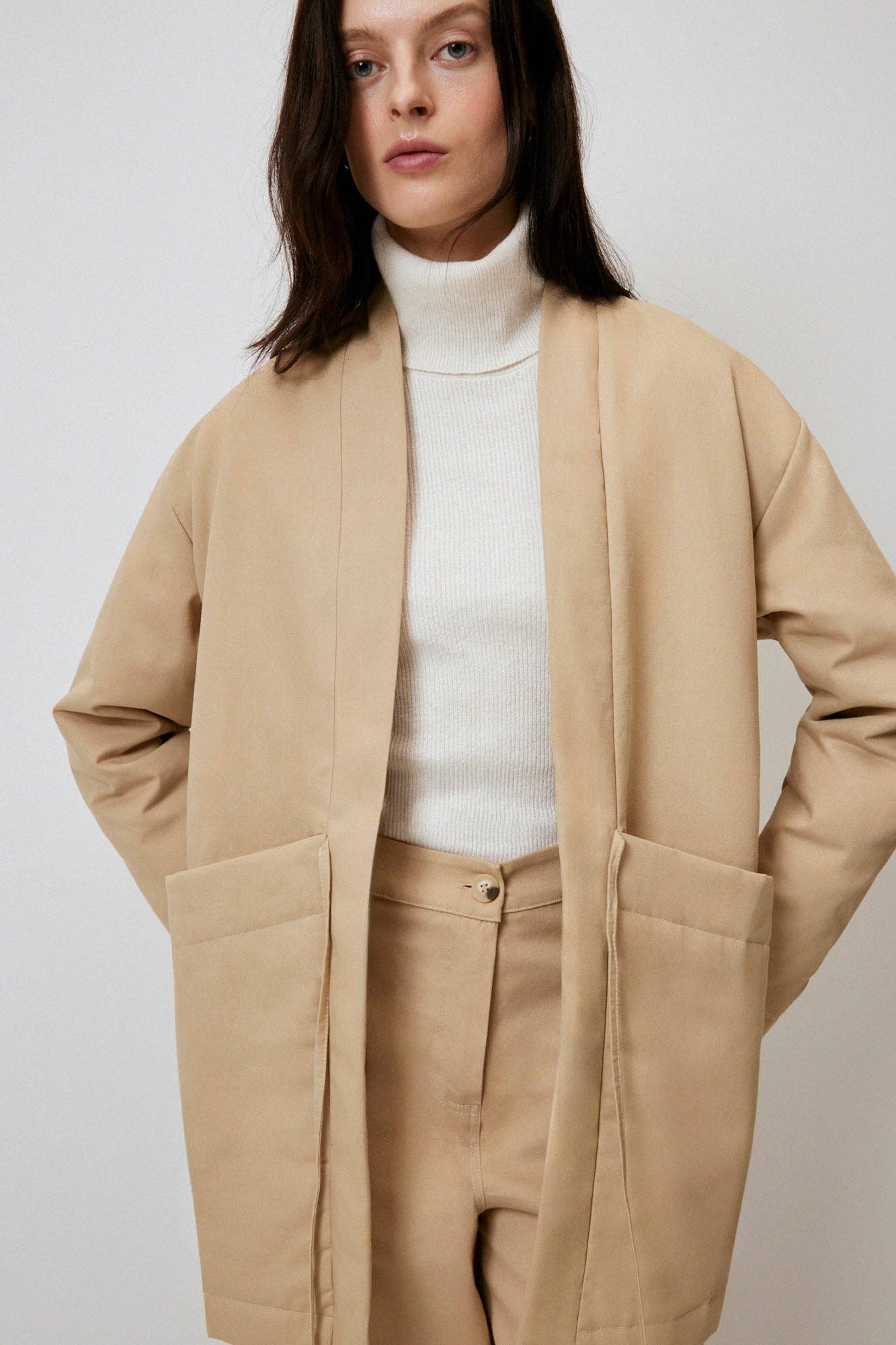 Cappotto in gabardine con tasche ampie