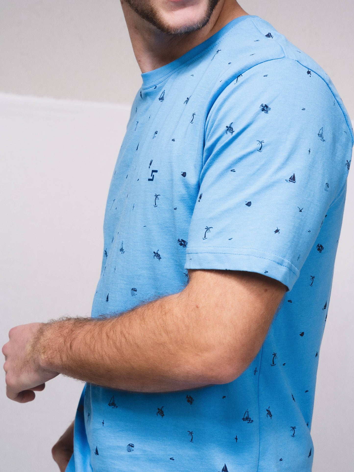 T-shirt basic in cotone con micro stampa e logo ricamato