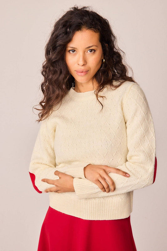 Maglione bianco in maglia con toppe a cuore e bottoni sul retro
