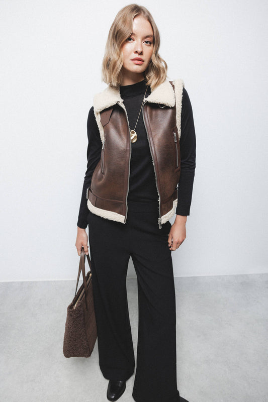 Gilet in pelliccia sintetica con colletto a fibbia