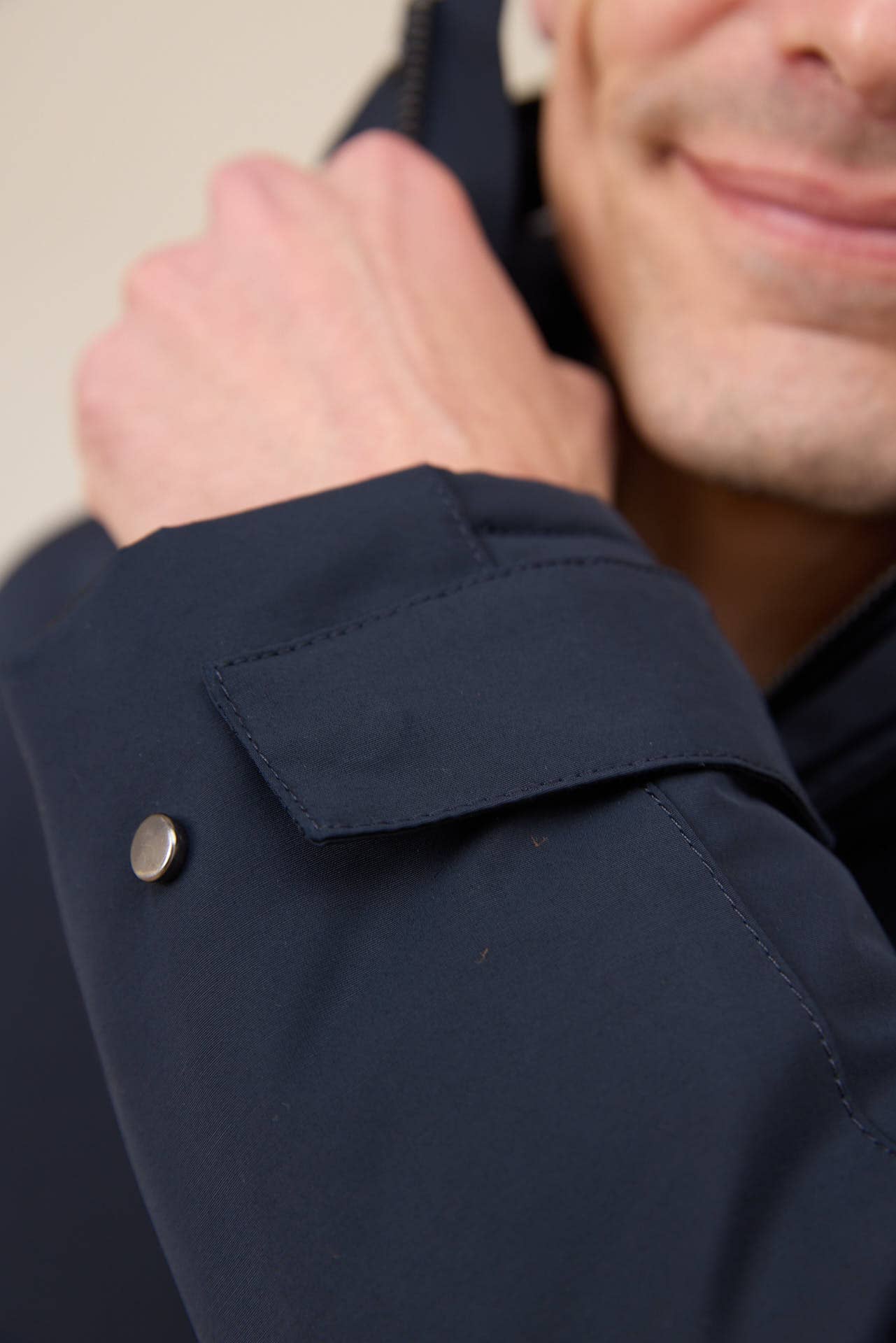Parka corta blu scuro imbottita con cappuccio