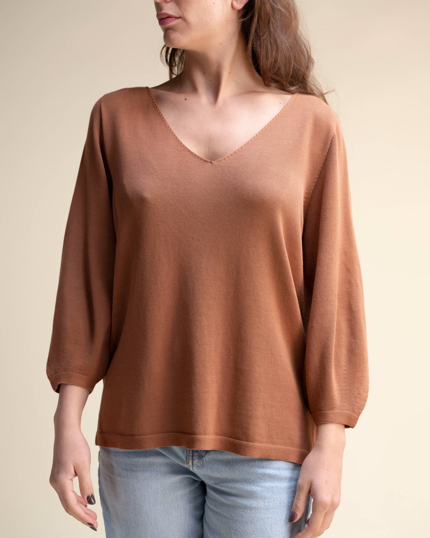 Maglione in cotone con scollo a V e maniche voluminose