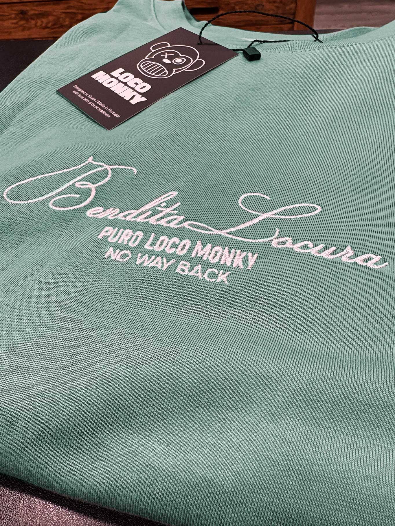 T-shirt Bendita Locura con ricamo bianco verde