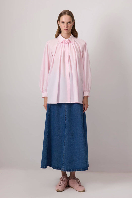 Camicia rosa in cotone con dettaglio floreale